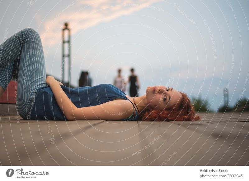 Entspannte Frau liegend auf Stadt Böschung sich[Akk] entspannen ruhen Stauanlage rote Haare Windstille sinnlich Abend Gelassenheit Lügen jung Rotschopf