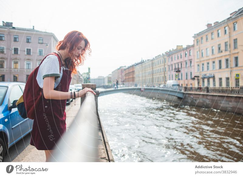 Weiblicher Tourist steht in der Nähe von Kanal in der Stadt Frau Reisender Großstadt urban ruhen Sightseeing historisch Straße Wasser Saint Petersburg Russland