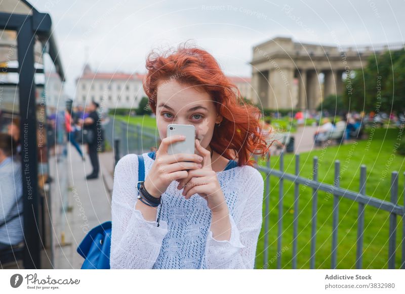 Weiblicher Tourist fotografiert mit Smartphone in der Nähe der alten Kathedrale Frau Reisender fotografieren sofort berühmt schießen Fotografie Sightseeing jung