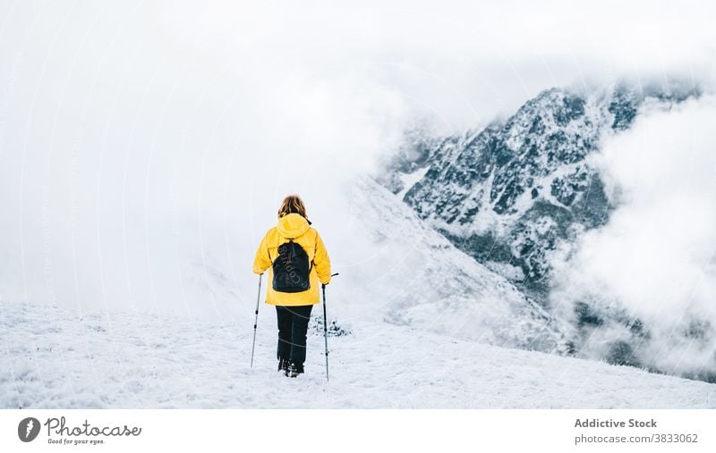 Unbekannter Reisender in den Bergen im Winter Berge u. Gebirge Schnee Trekking Wanderung Mast Natur Hochland Bergsteiger Pyrenäen-Berge Andorra Wanderer