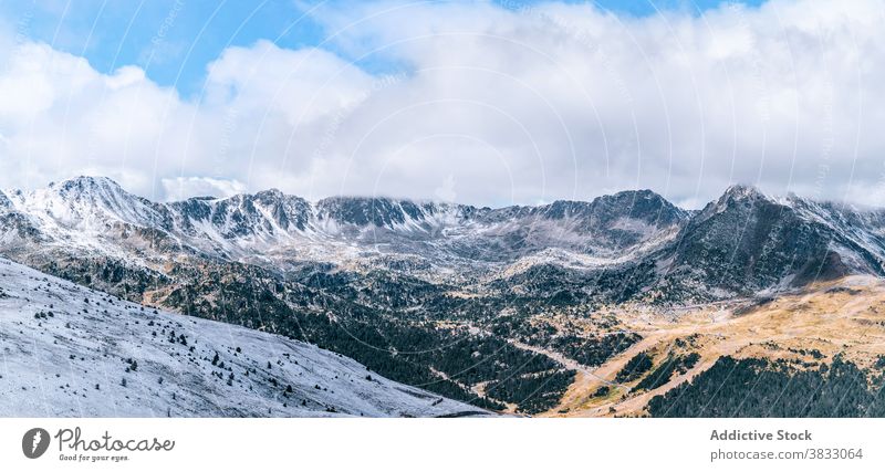 Rocky Mountain Grat mit Schnee bedeckt Berge u. Gebirge Felsen Ambitus Kamm rau Berghang Gipfel Cloud Panorama kalt majestätisch Landschaft felsig Pyrenäen