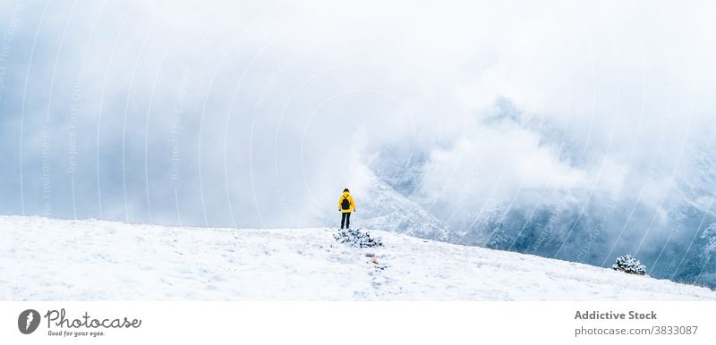 Unbekannter Reisender in den Bergen im Winter Berge u. Gebirge Schnee Trekking Wanderung Mast Natur Hochland Bergsteiger Pyrenäen-Berge Andorra Wanderer