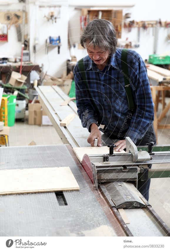 Die Berufung Tischlerei Maschine Holzwerkstatt Arbeit Arbeitsplatz Leidenschaft konzentriert Konzentration Holzbearbeitung Kreissäge Hemd grauhaarig werkzeug