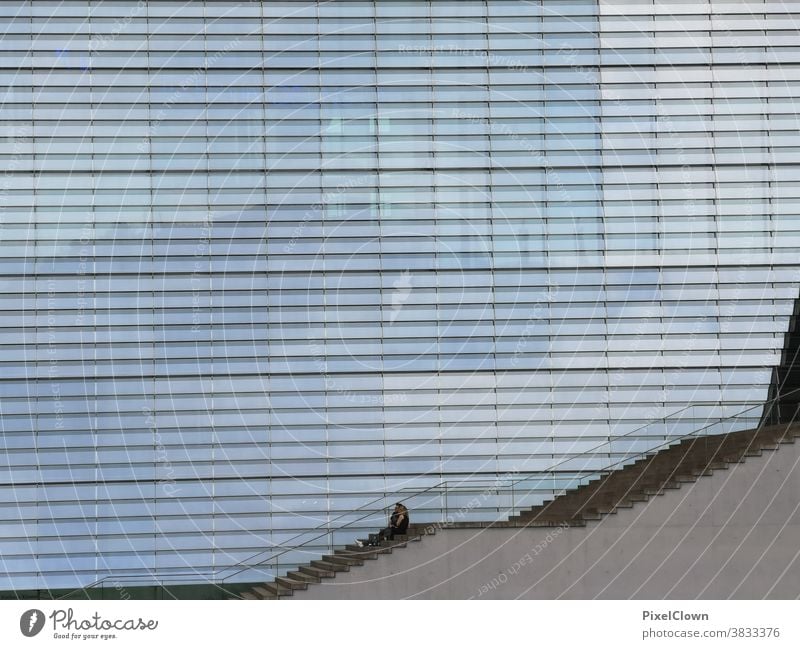 Einsamer Mensch auf einer Treppe Einsamkeit Beton Architektur Wand Bauwerk Außenaufnahme Treppengeländer Blau, urban, Berlin
