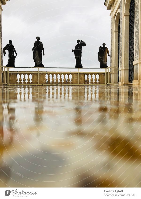 verregnete Terrasse mit Silhouetten von römischen Frauen Regen Spiegelung Brüstung Architektur nass Balustrade Reflexion menschenleer Tourismus