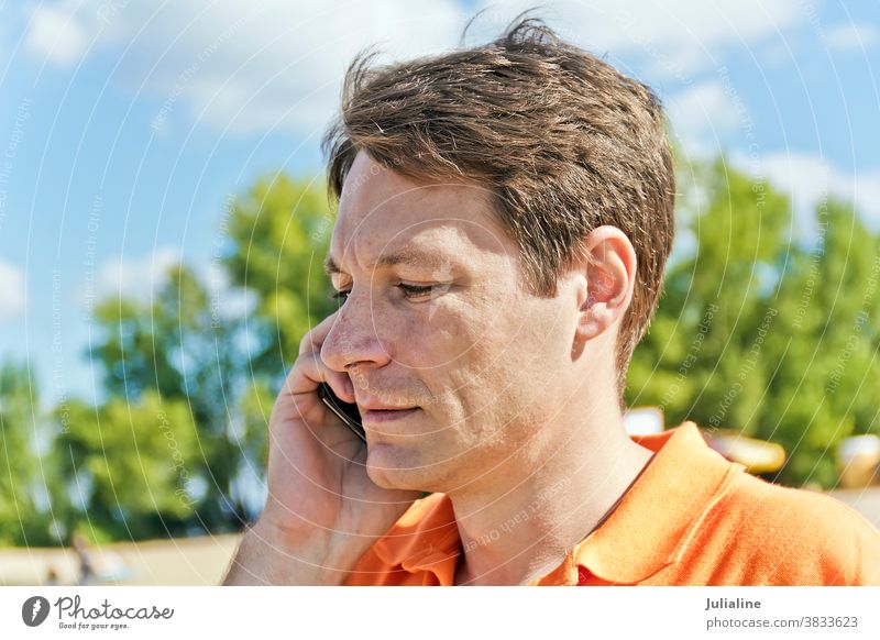 Mann in orangefarbener Kleidung männlich Europäer Kaukasier gutaussehend sprechend Telefon Mobile weiß Person braun geschlagen Sommer fallen Herbst im Freien
