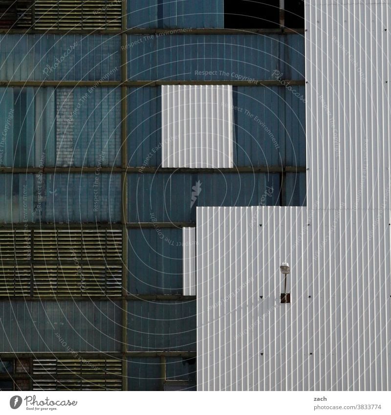 Tetris Gebäude Industrie Industrieanlage Industriegelände Industriefotografie Fassade Fabrik Fabrikhalle blau weiß Linie Linien Strukturen & Formen Geometrie