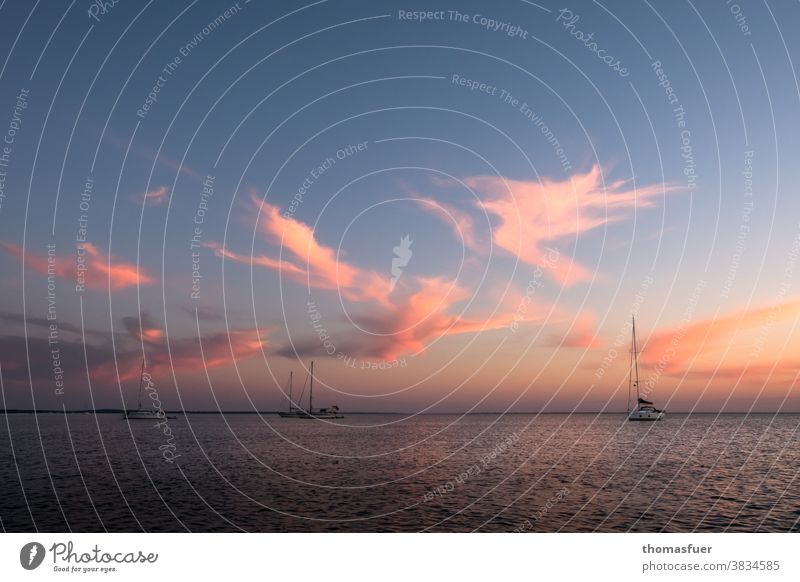 Sonnenuntergang am Meer mit Segelbooten vor Anker, sanft ruhige Atmosphäre, interessante Wolken Wasser Himmel Horizont Dämmerung Abend Ruhe Küste