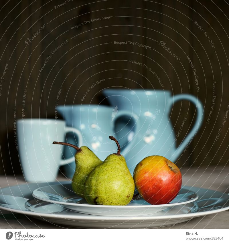 Apfel & Birnen Frucht Geschirr Teller Becher blau grün rot Stillleben Krug Farbfoto Außenaufnahme Menschenleer Textfreiraum oben