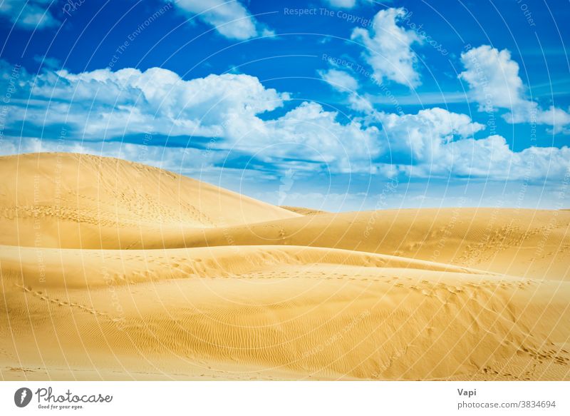 Wüste mit Sanddünen und Wolken am blauen Himmel wüst Dunes Düne Hügel natürlich Landschaft Reserve Kanarienvogel Maspalomas Oma Spanien Natur reisen Sommer