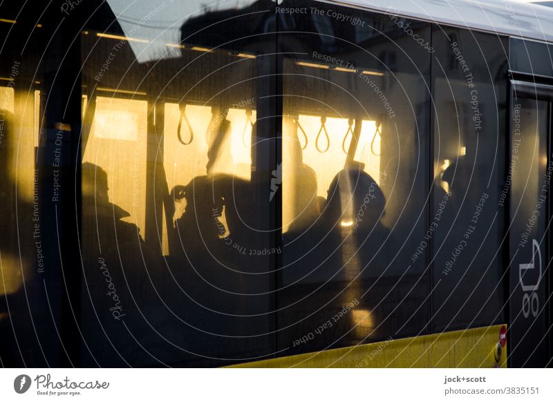 mit dem Bus fahren  zur goldenen Stunde Busfahren vorbeifahren Verkehrsmittel Öffentlicher Personennahverkehr Abendlicht Silhouette Reflexion & Spiegelung
