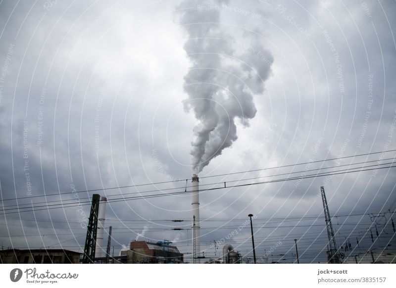 Heizkraftwerk fürs Klima Industrie Energiewirtschaft Wolken Schornstein Rauch authentisch Umweltverschmutzung Klimawandel Hemmungslosigkeit ausstoßen Himmel
