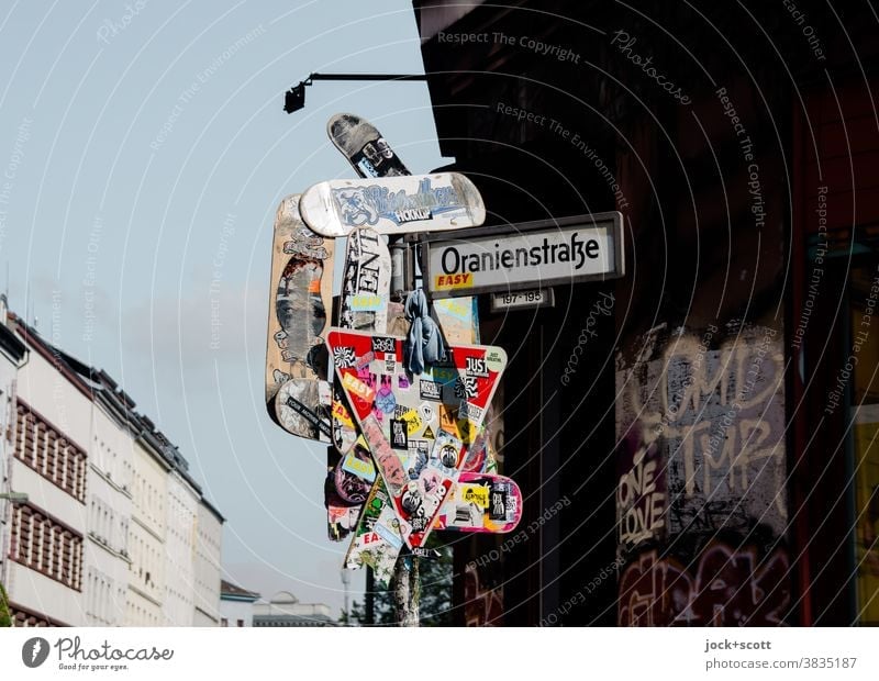 Kunst der Straße, Kreuzberg Straßenkunst Verkehrszeichen Verkehrsschild Straßennamenschild Sammlung Etikett Zeichen außergewöhnlich einzigartig viele trashig