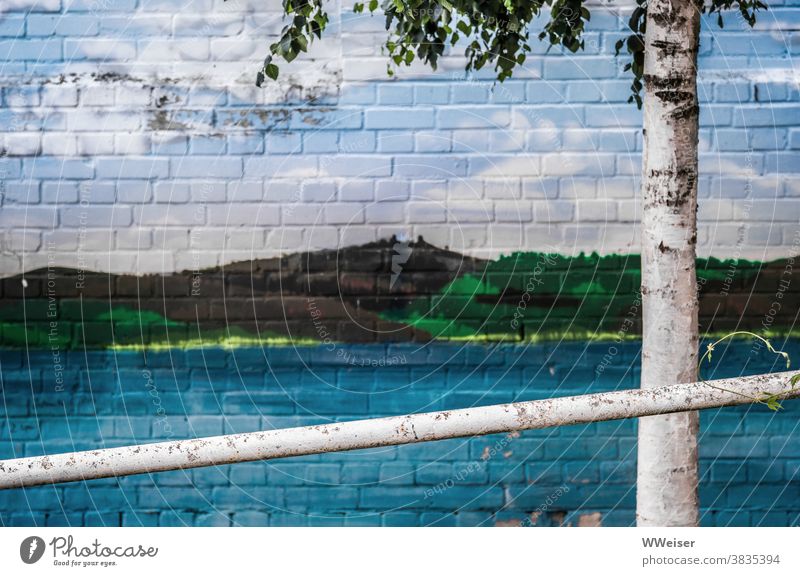 Statt des echten Seeblicks kann man immerhin ein Bild vom See auf der Mauer bewundern Graffiti gemalt Landschaft Ziegelsteine Handgriff Birke Baum Ausblick