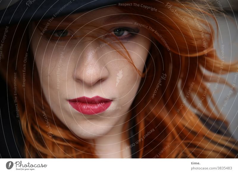 Frau mit roten Haaren schauspielerin Konzentration kritisch Inspiration Kreativität skeptisch schön langhaarig rothaarig Hut feminin Porträt Vorderansicht