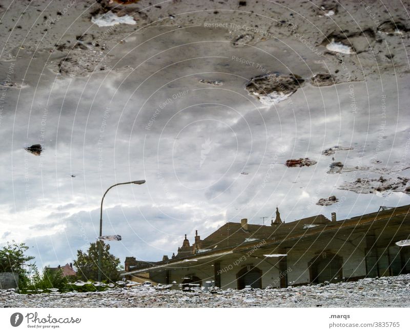 Güterbahnhofshalle in einer Pfütze Reflexion & Spiegelung Gebäude Perspektive Spiegelbild Himmel nass Wasser Überschwemmung grau Wolken Lagerhalle