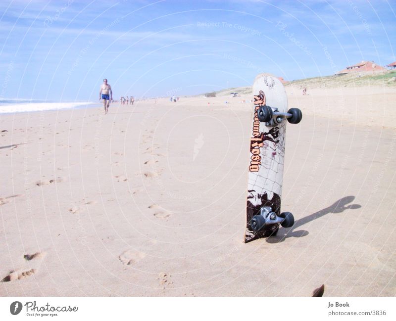 Surfen oder Skaten? Sommer Strand Skateboarding Meer Atlantik Frankreich Sport Sonne Sand Fett und Rosig Irritation