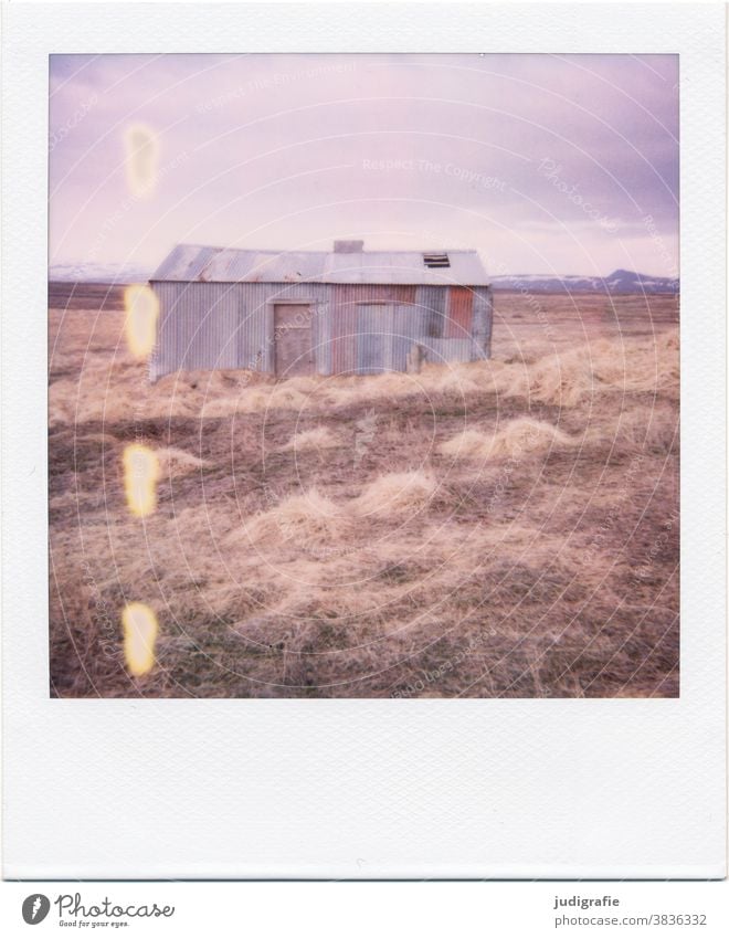Isländisches Haus auf Polaroid Island Hütte Tür wohnen Farbfoto Außenaufnahme Menschenleer Gebäude Wand Architektur Häusliches Leben Einsamkeit Schuppen