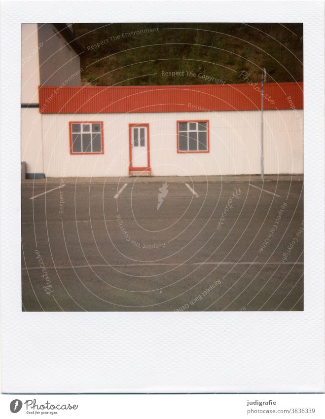 Isländisches Haus auf Polaroid Island Hütte Fenster Tür wohnen Farbfoto Außenaufnahme Menschenleer Gebäude Wand Architektur Häusliches Leben Parkplatz Straße