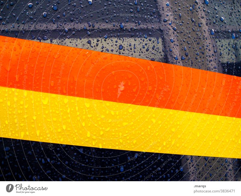Rennstreifen nass Streifen Metall Regentropfen Fahrzeug Auto orange gelb blau Stil Design Hintergrundbild rennstreifen