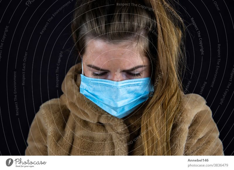 Porträt einer schönen jungen Frau in einer Winterjacke mit medizinischer Maske für Coronavirus, Covid-19-Konzept Mundschutz Person Gesicht Menschen Mädchen Dame