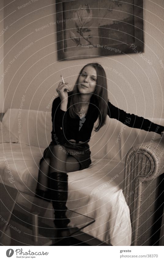 Relax Erholung Wohnung Frau Model schön Lust Verabredung träumen Rauchen genießen schwarzweis woman