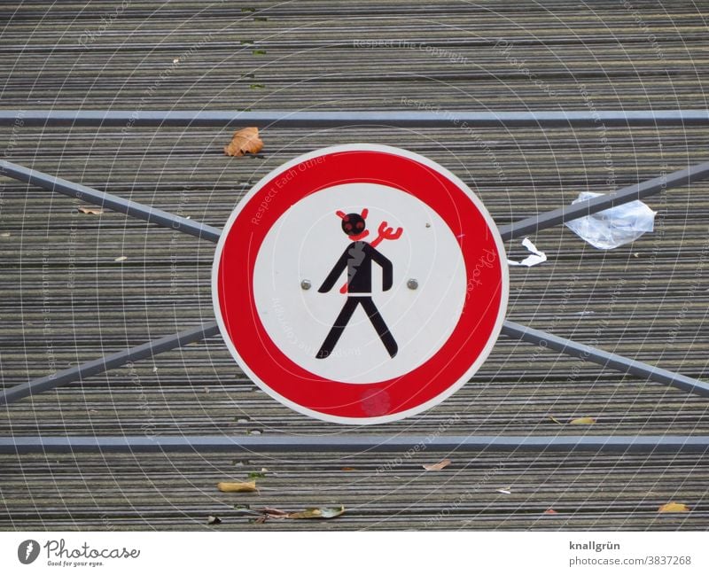 Lustiges Verkehrszeichen lustig Kreativität Außenaufnahme Verkehrsschild Schilder & Markierungen Zeichen Warnschild Wege & Pfade Hinweisschild Verkehrswege