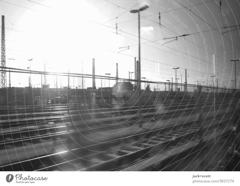 auf dem richtigen Gleis unterwegs Gleisanlage Fensterscheibe Gleise Geschwindigkeit Mobilität fahren Bewegungsunschärfe Schienen Verkehrswege Fahrt Ausblick