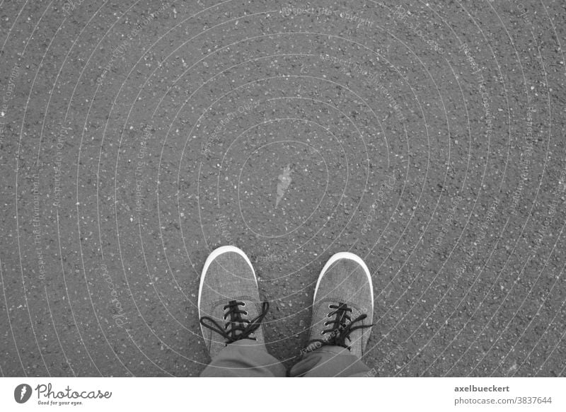 Füße in Leinenschuhen auf asphaltierter Straße stehend mit viel Textfreiraum Fuß Schuh Asphalt Selfie Hintergrundbild Ich-Perspektive Schuhe Stehen Turnschuh