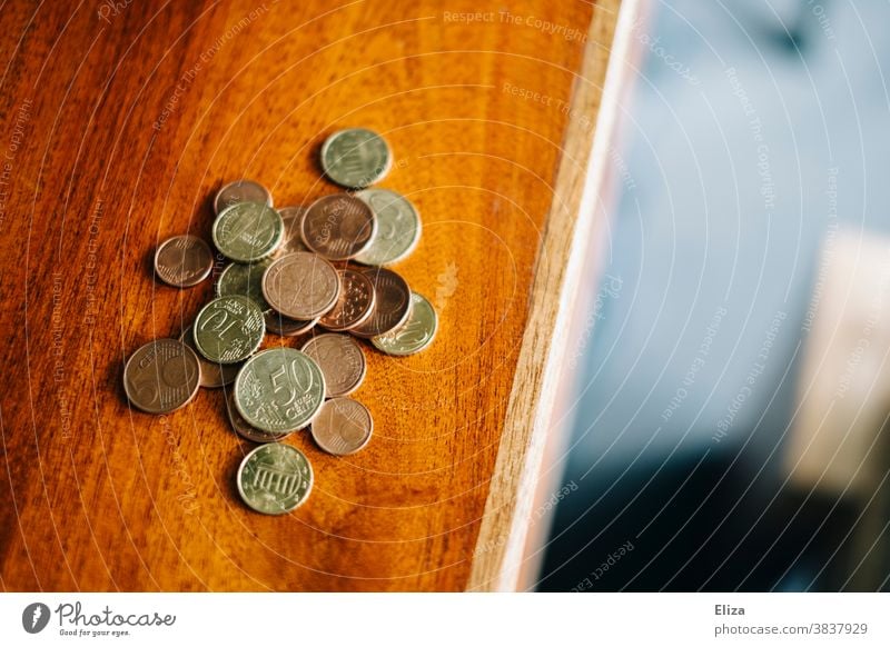 Kleingeld liegt auf einem Tisch. Geld, Münzen, sparen. Finanzen sammeln Bargeld Holztisch