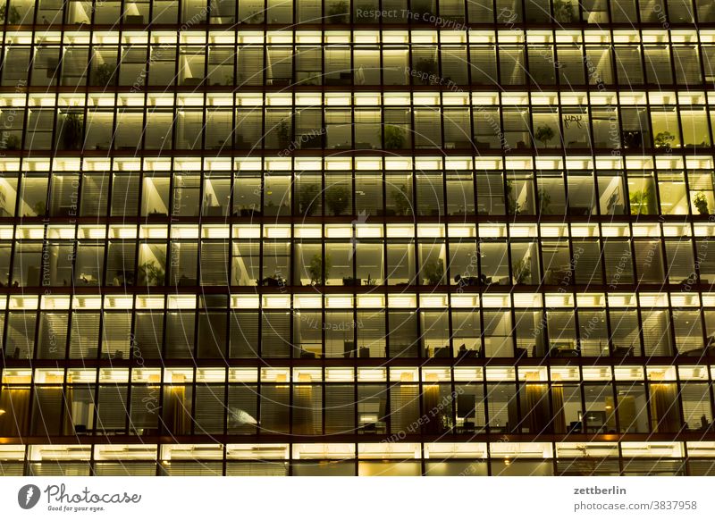 Bürofassade bei Nacht haus architektur bürohaus verwaltung gebäude verwaltungsgebäude abends nacht nachtschicht nachtarbeit büroarbeit working space