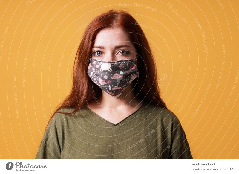 junge Frau, die eine selbst genähte Alltagsmaske trägt Gemeinschaftsmaske Stoffgesichtsmaske Mundschutz Coronavirus covid-19 Menschen Hygiene COVID Virus