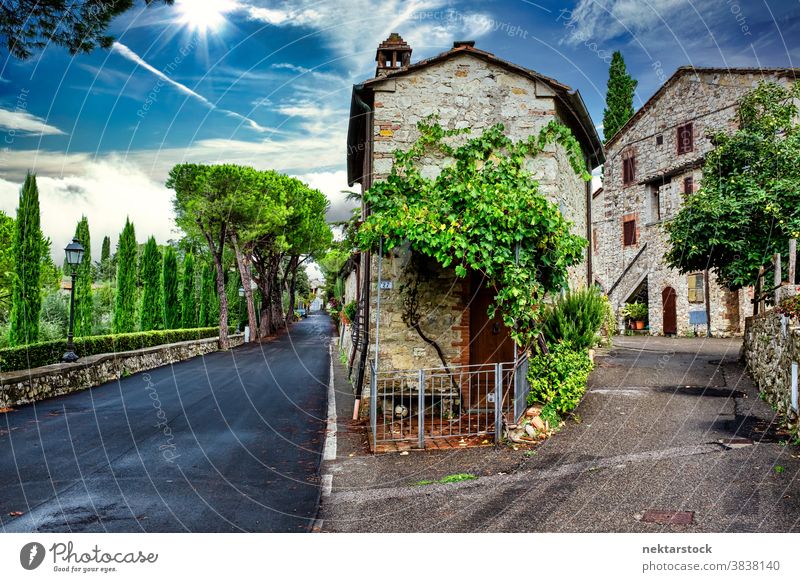 Malerische Dorfhäuser und Straße in der Toskana San Sano Italien Cloud Sommer Himmel Haus heimwärts Wohnung antik alt malerisch idyllisch Europa Tag