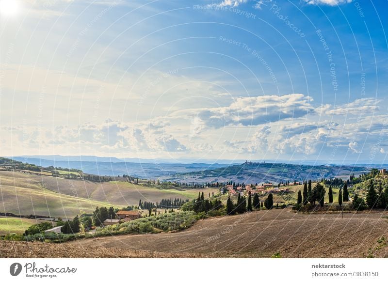 Idyllische ländliche Sommerlandschaft in der Toskana Feld Himmel Landschaft Wolkenlandschaft Italien Ernte Cloud Europa Tag natürliche Beleuchtung Ackerland