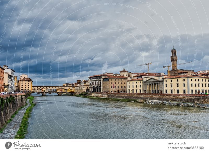 Arno-Fluss mit Architektur in Florenz Italien Skyline bedeckt Cloud Wasser fließen Gebäude urban Großstadt Toskana Europa Tag natürliche Beleuchtung reisen