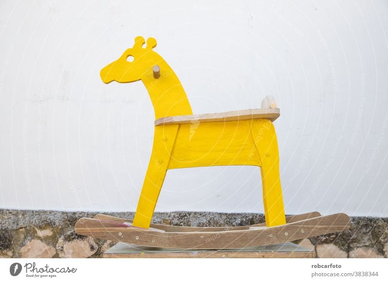 Mann malt hausgemachtes Schaukelpferd in Giraffenform Hobby Schreiner Möbelschreiner polnisch Tischler hölzern altehrwürdig messen Quadrat Tischlerin