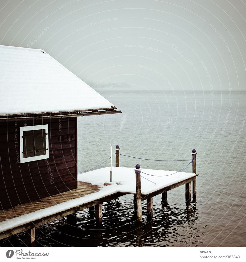 wintersee Landschaft Winter Schönes Wetter Küste Seeufer kalt ruhig geschlossen Nebensaison Bootshaus Anlegestelle Schnee Nebel Wasser Einsamkeit Menschenleer