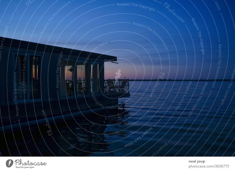 Hausboot in Abenddämmerung auf See Gebäude Architektur Ferien Urlaub Wasser Natur Ferien & Urlaub & Reisen Außenaufnahme exklusiv abgeschieden einsam romantisch