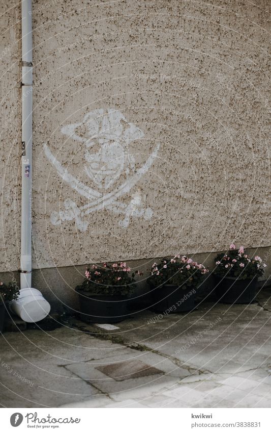 Piraten in der Stadt Wand Dinge Architektur Haus Gebäude Fassade Mauer Außenaufnahme Menschenleer Farbfoto Tag trist grau Beton Häusliches Leben Gedeckte Farben