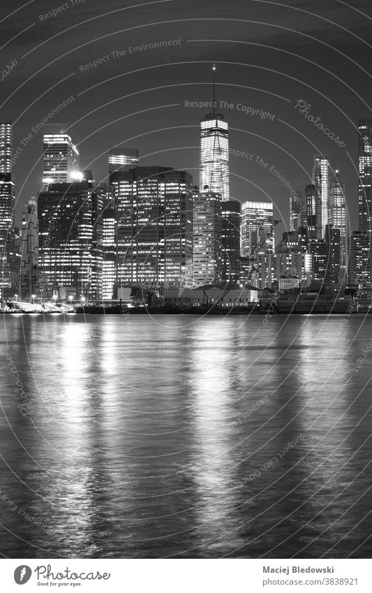 Schwarz-Weiß-Bild des nächtlichen New Yorker Stadtbildes, USA. nyc Großstadt New York State Nacht Manhattan schwarz auf weiß Büro Wolkenkratzer Gebäude
