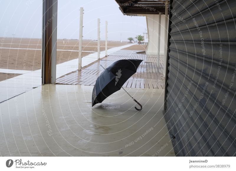 Herbststimmung, nasser Sand, geöffneter Regenschirm Strand Regentag leer Italien Menschenleer schlechtes Wetter Außenaufnahme Rimini Farbfoto Natur herbstlich