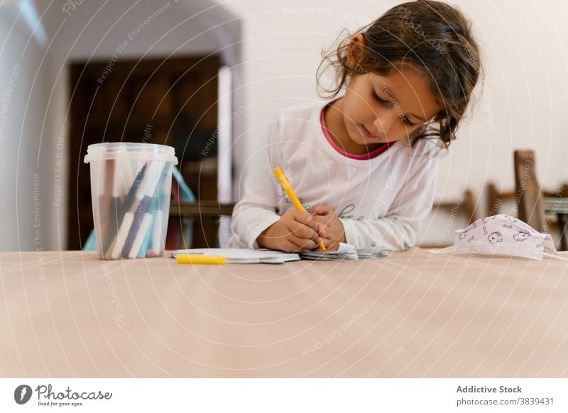 Nettes Mädchen Zeichnung auf dem Papier zu Hause zeichnen Kind Entwicklung Quarantäne Coronavirus klug lernen unterhalten heimwärts Tisch hölzern Konzentration