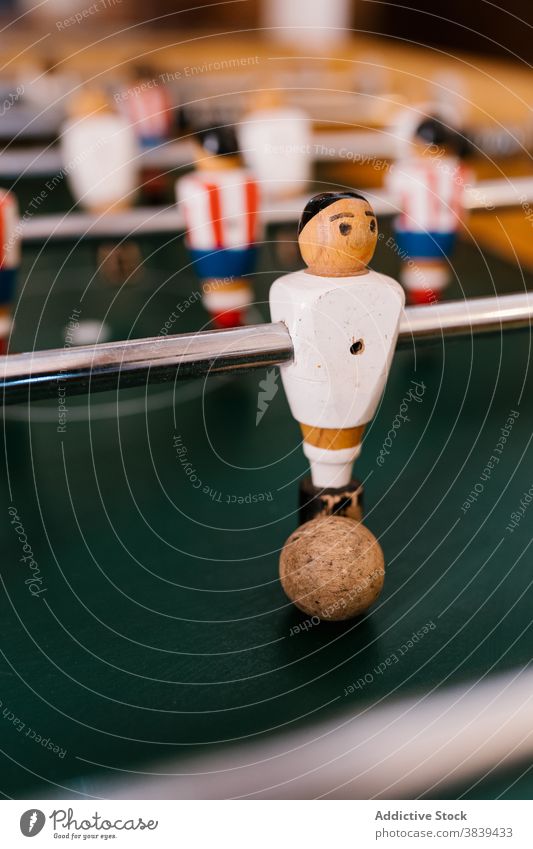 Vintage-Tischfußball im Zimmer Fußball Spiel Kicker retro altehrwürdig altmodisch Spieler Figur Nostalgie unterhalten Tradition klassisch Stil hölzern Feld grün