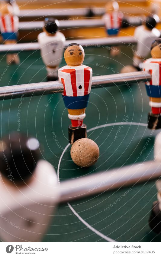 Vintage-Tischfußball im Zimmer Fußball Spiel Kicker retro altehrwürdig altmodisch Spieler Figur Nostalgie unterhalten Tradition klassisch Stil hölzern Feld grün