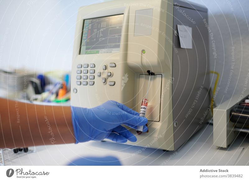 Pflanzenwissenschaftler bei der Analyse von Blut in medizinischen Geräten im Labor Technologe Analysator Diagnostik Prozess Prüfung Anzeige Spezialist Arbeit