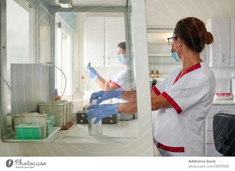 Unbekanntes medizinisches Personal mit Lösungsflasche im Labor interagieren Flasche Uniform Werkzeug professionell Mitarbeiterin Frauen Spezialist Tube
