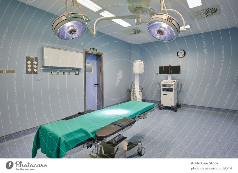 Operationssaal-Interieur mit medizinischer Ausstattung in der Klinik in Betrieb befindlich Raum Innenbereich Gerät professionell Arbeitsplatz Lampe Liege