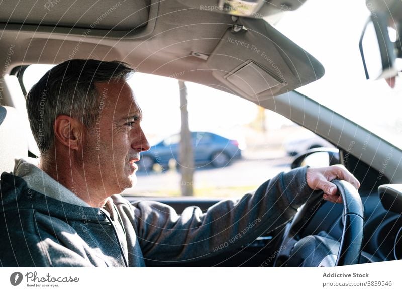 Senior im Ruhestand Mann fährt Auto PKW Lenkrad fahren Pilot Verkehr Gesundheit Sehvermögen Reflexe in den Ruhestand getreten 60 Reise Person horizontal