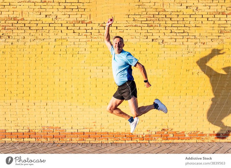 Senior Rentner Sportler springen auf gelbem Hintergrund 60 58 ruhen Rhythmus Gesundheitswesen Fitness Bluthochdruck Training kardial alt Hals Pflege passen