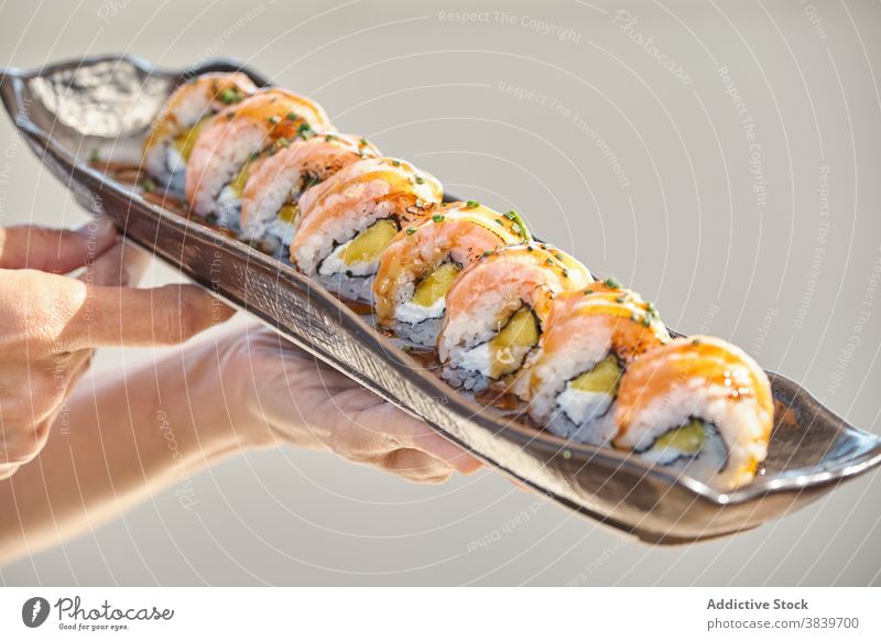 Verschiedene Sushi und Rollen in Platten auf dem Tisch rollen Kulisse sortiert Asiatische Küche Meeresfrüchte Kalifornien Restaurant Mahlzeit lecker